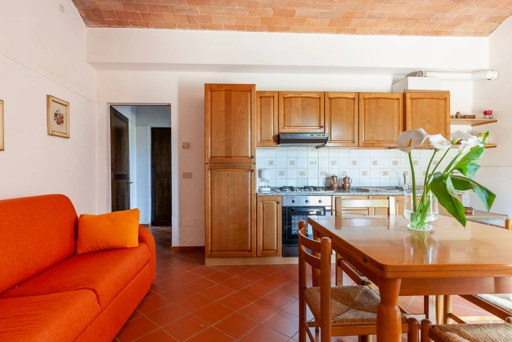 toscane-il-gattero-rosa-woonkeuken-met-bank-en-eettafel-casamia