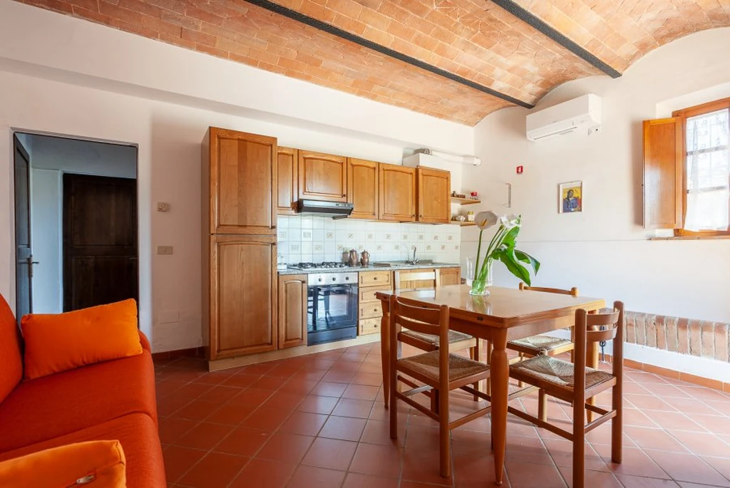 toscane-il-gattero-rosa-woonkeuken-met-houten-kasten-casamia