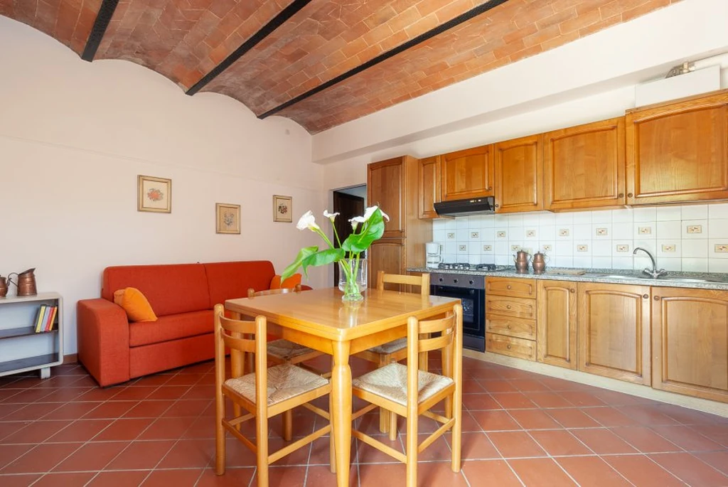 Toscane il gattero rosa woonruimte met oranje bank