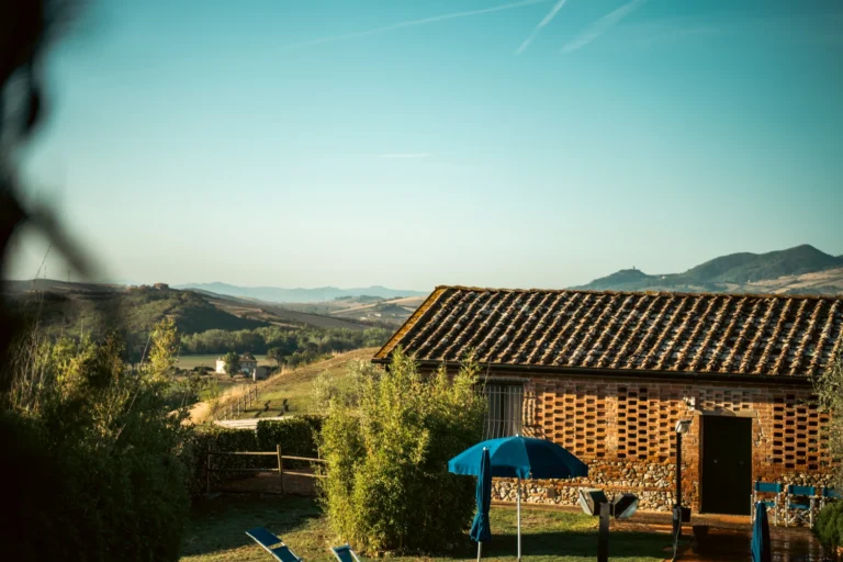 Toscane il gattero uitzicht op bijgebouw en heuvels