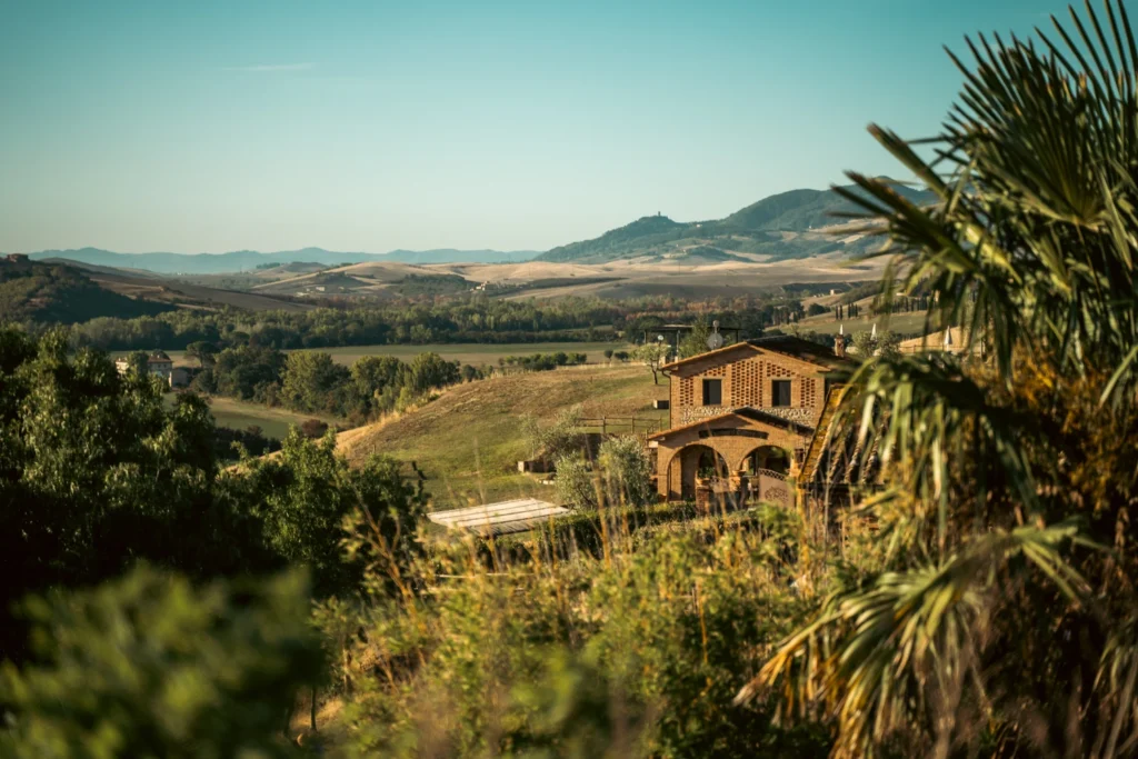 Toscane il gattero uitzicht over gebouwen en heuvels