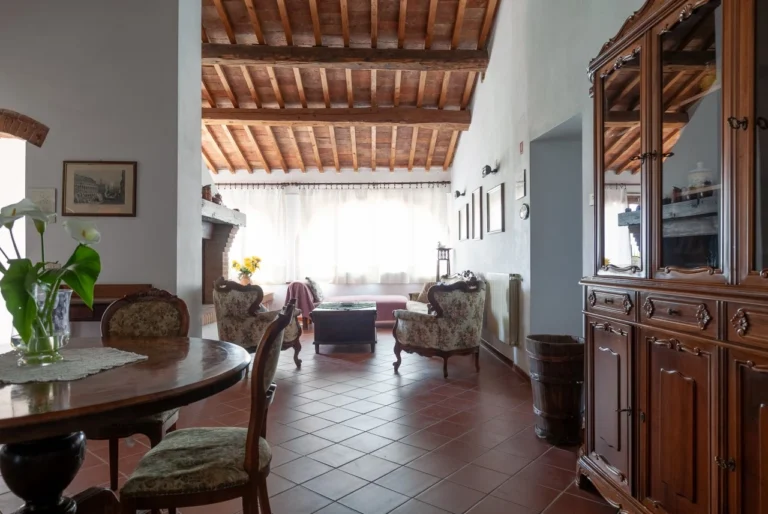 Toscane il gattero zitkamer met houten balkenplafond