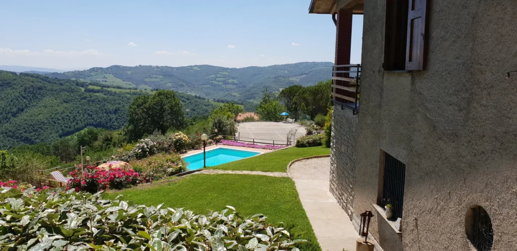 Umbria villa lena tuin zwembad uitzicht