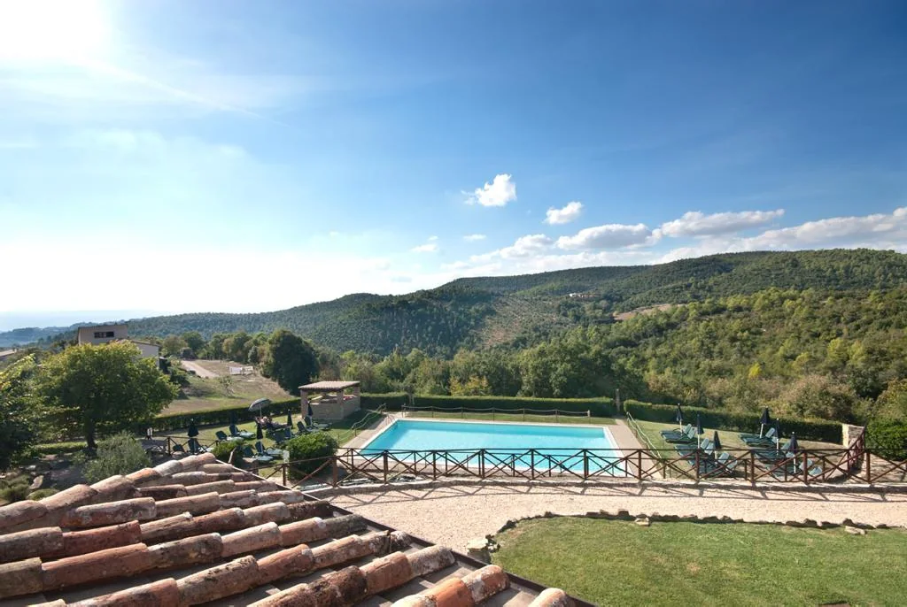 umbrie-forte-sorgnano-appartement-il-belvedere-uitzicht-zwembad-07-casamia