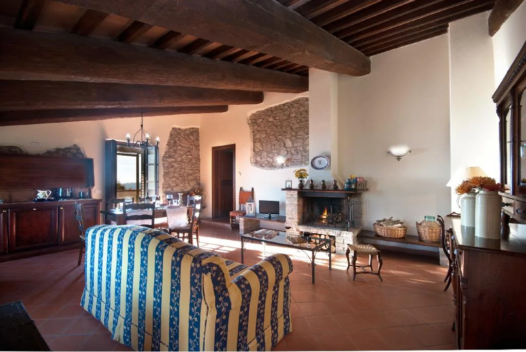 umbrie-forte-sorgnano-appartement-il-belvedere-woonkamer-eethoek-01-casamia