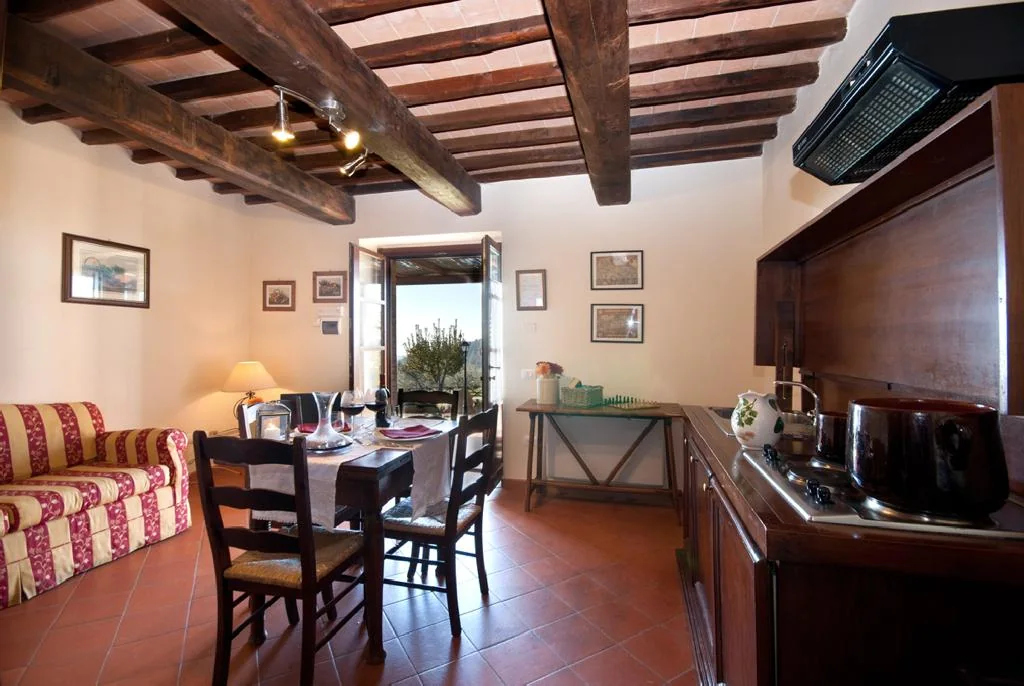 umbrie-forte-sorgnano-appartement-il-fienile-keuken-eethoek-02-casamia