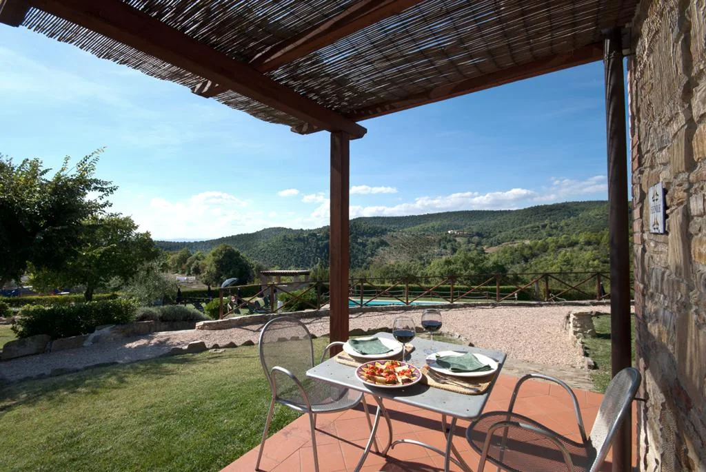 umbrie-forte-sorgnano-appartement-il-fienile-terras-uitzicht-04-casamia