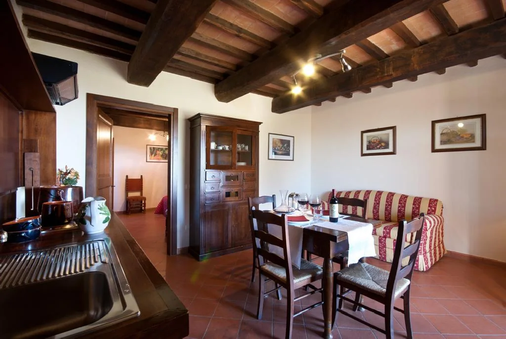 umbrie-forte-sorgnano-appartement-il-fienile-woonkamer-eethoek-01-casamia