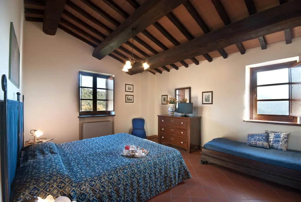 umbrie-forte-sorgnano-appartement-il-granaio-slaapkamer-zithoek-04-casamia