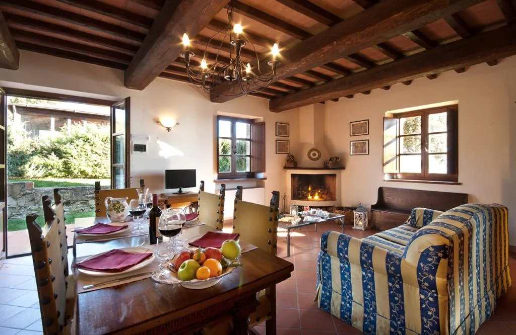 umbrie-forte-sorgnano-appartement-il-granaio-woonkamer-eethoek-01-casamia