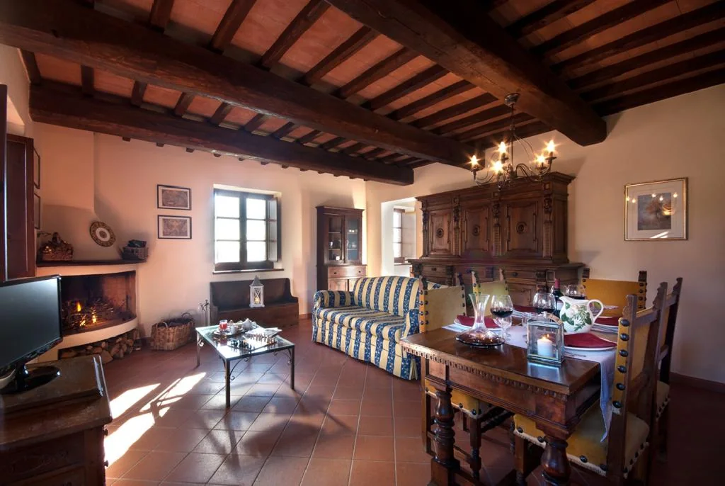 Umbrie forte sorgnano appartement il granaio woonkamer open haard