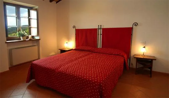 Umbrie forte sorgnano appartement il poggio slaapkamer rood