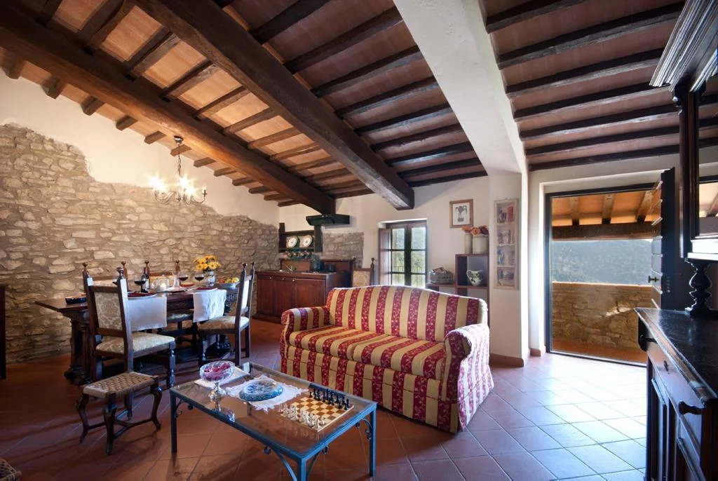 Umbrie forte sorgnano appartement il poggio woonkamer eethoek