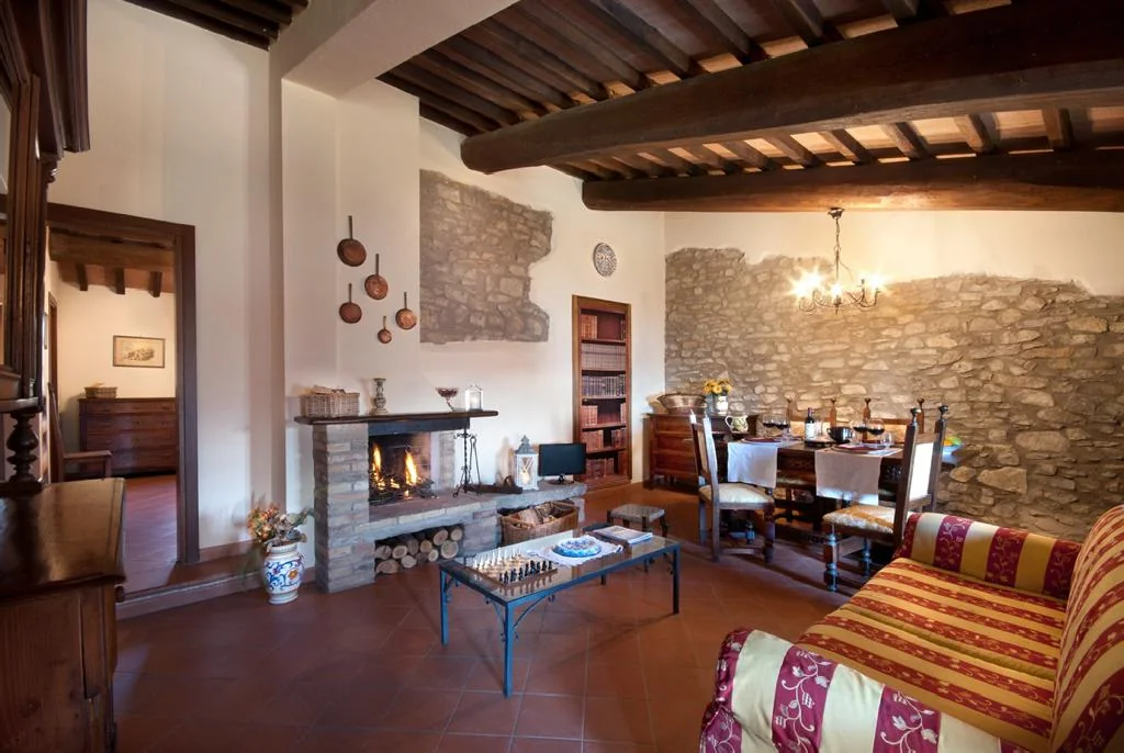 umbrie-forte-sorgnano-appartement-il-poggio-woonkamer-open-haard-03-casamia