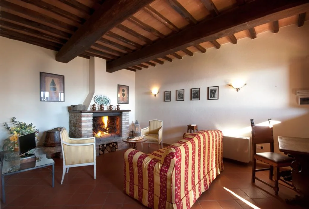 umbrie-forte-sorgnano-appartement-il-portico-woonkamer-open-haard-04-casamia