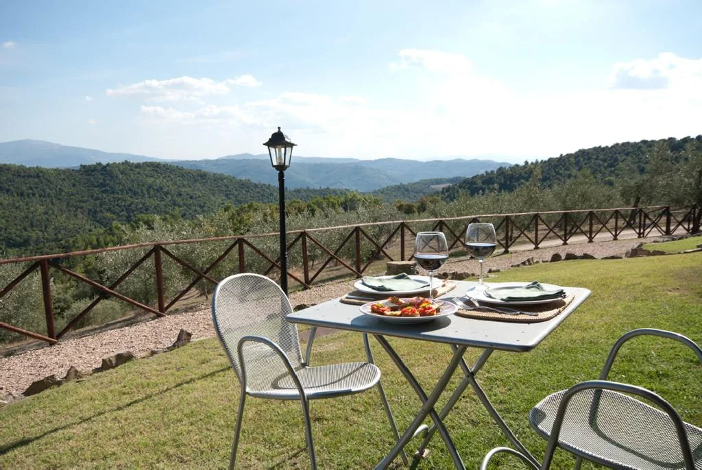umbrie-forte-sorgnano-appartement-l-uliveto-terras-ontbijt-04-casamia