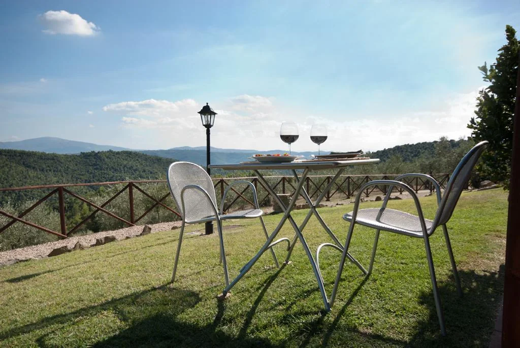 umbrie-forte-sorgnano-appartement-l-uliveto-tuin-zitje-03-casamia