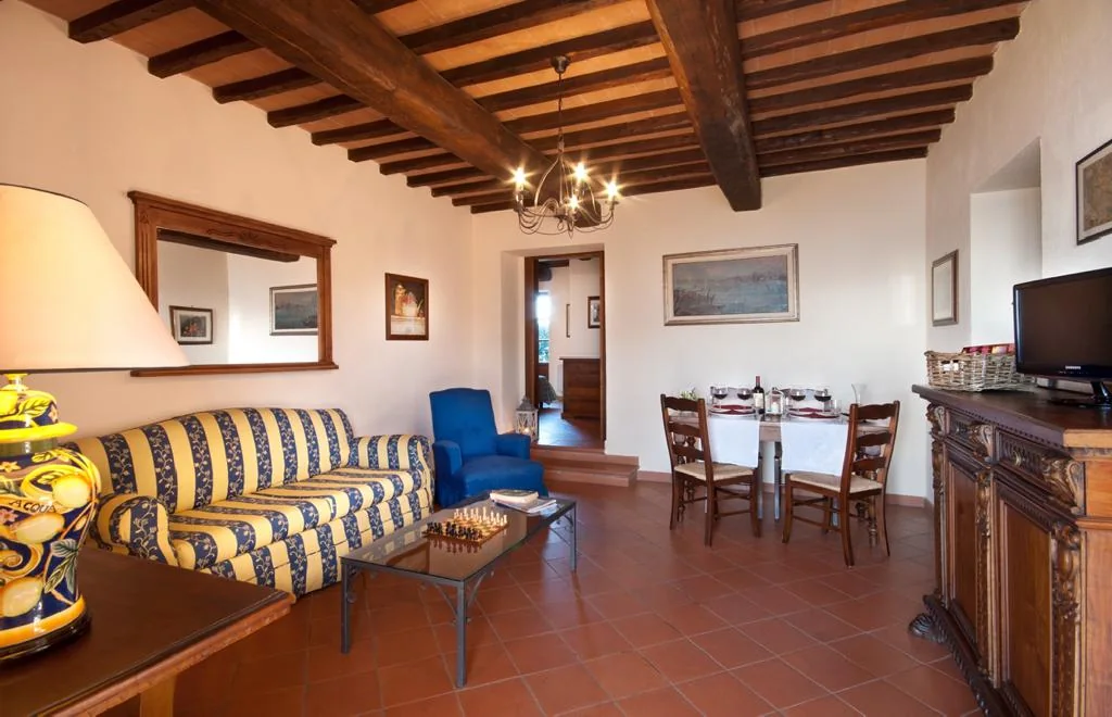 umbrie-forte-sorgnano-appartement-l-uliveto-woonkamer-eethoek-06-casamia