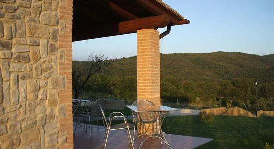 umbrie-forte-sorgnano-appartement-le-quercie-terras-uitzicht-04-casamia