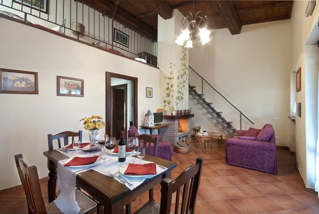 umbrie-forte-sorgnano-appartement-le-quercie-woonkamer-eethoek-01-casamia
