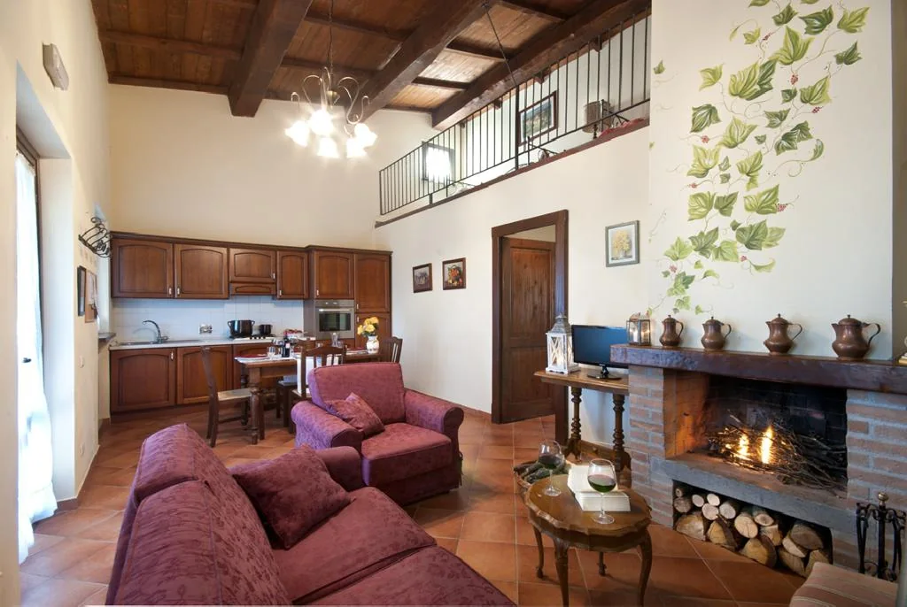 umbrie-forte-sorgnano-appartement-limonaia-woonkamer-keuken-open-haard-02-casamia