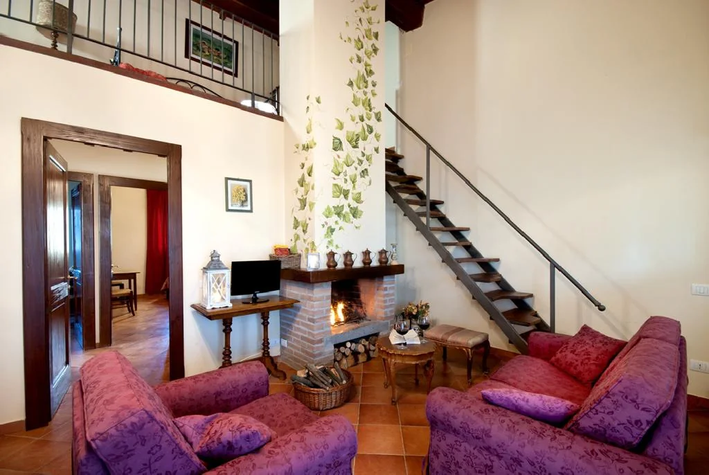 umbrie-forte-sorgnano-appartement-limonaia-woonkamer-open-haard-05-casamia